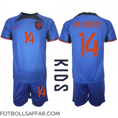 Nederländerna Davy Klaassen #14 Bortadräkt Barn VM 2022 Kortärmad (+ Korta byxor)